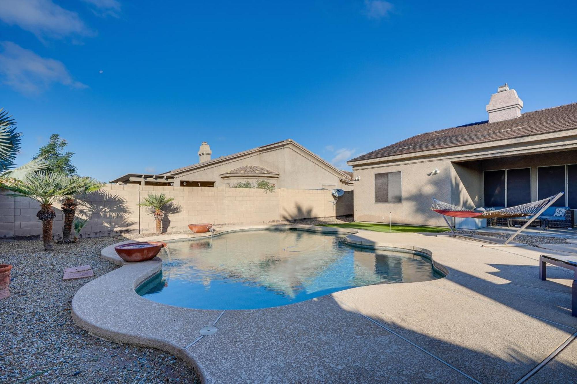 Goodyear Group Getaway With Pool And Putting Green Bagian luar foto