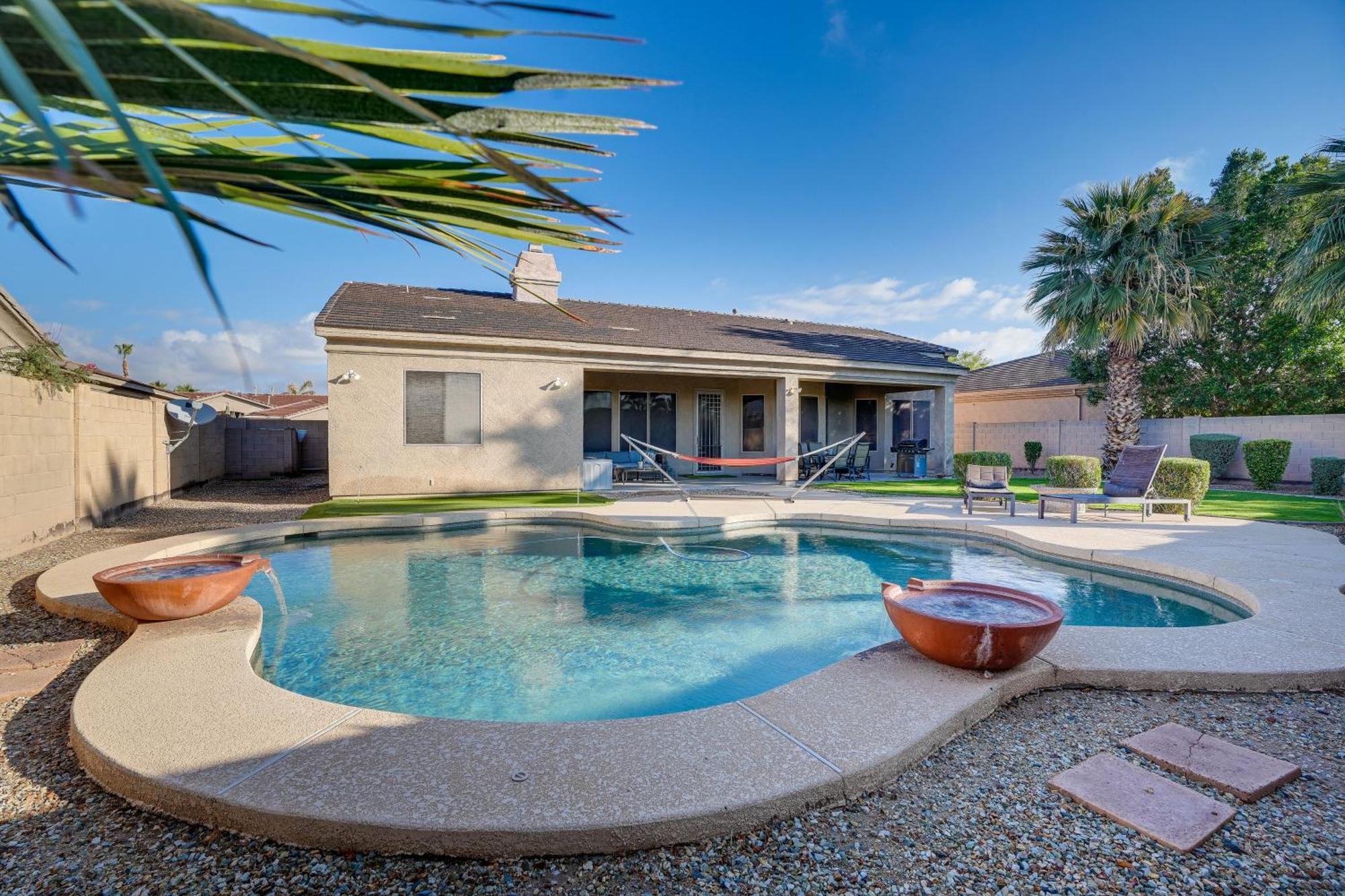 Goodyear Group Getaway With Pool And Putting Green Bagian luar foto