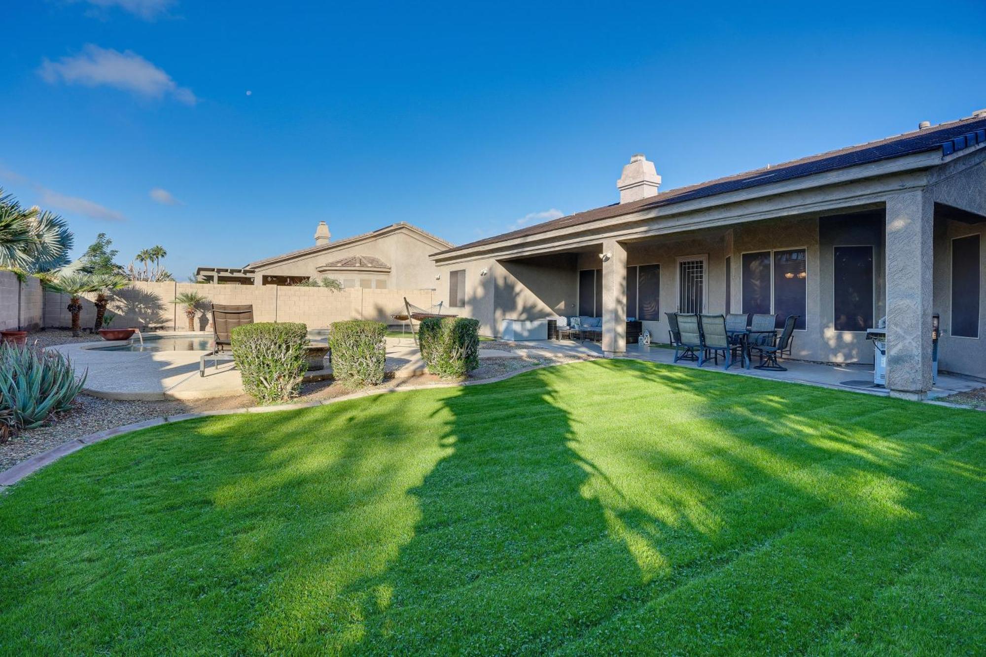 Goodyear Group Getaway With Pool And Putting Green Bagian luar foto