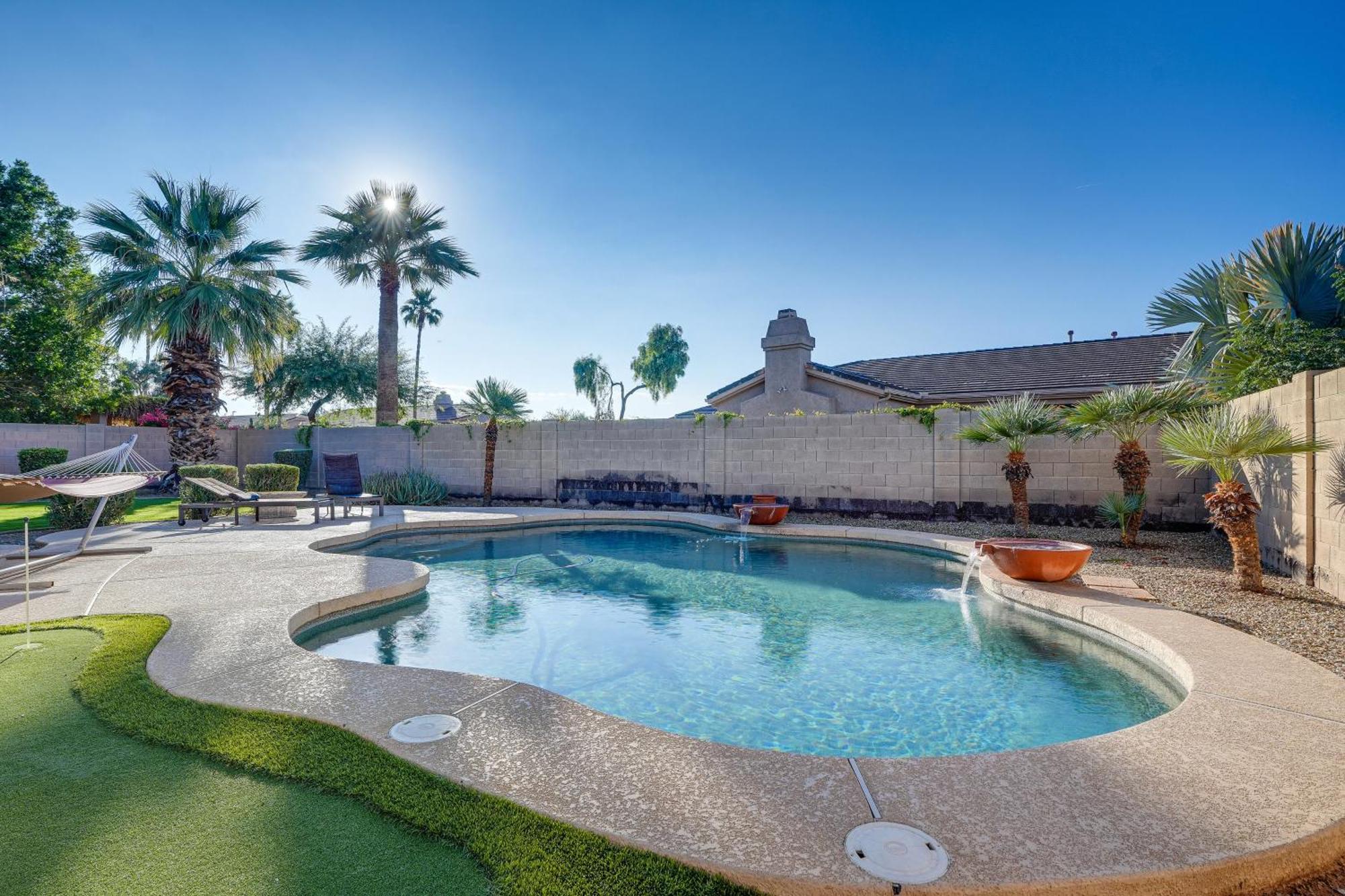 Goodyear Group Getaway With Pool And Putting Green Bagian luar foto